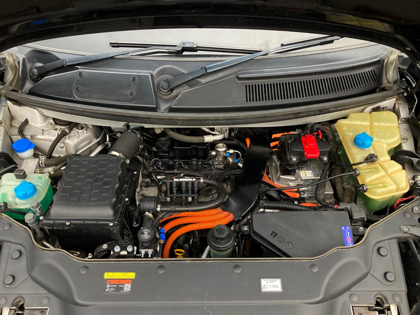 Bi-fuel evolution: LEVC's VN5 van and TX taxi run on alternative fuels ...